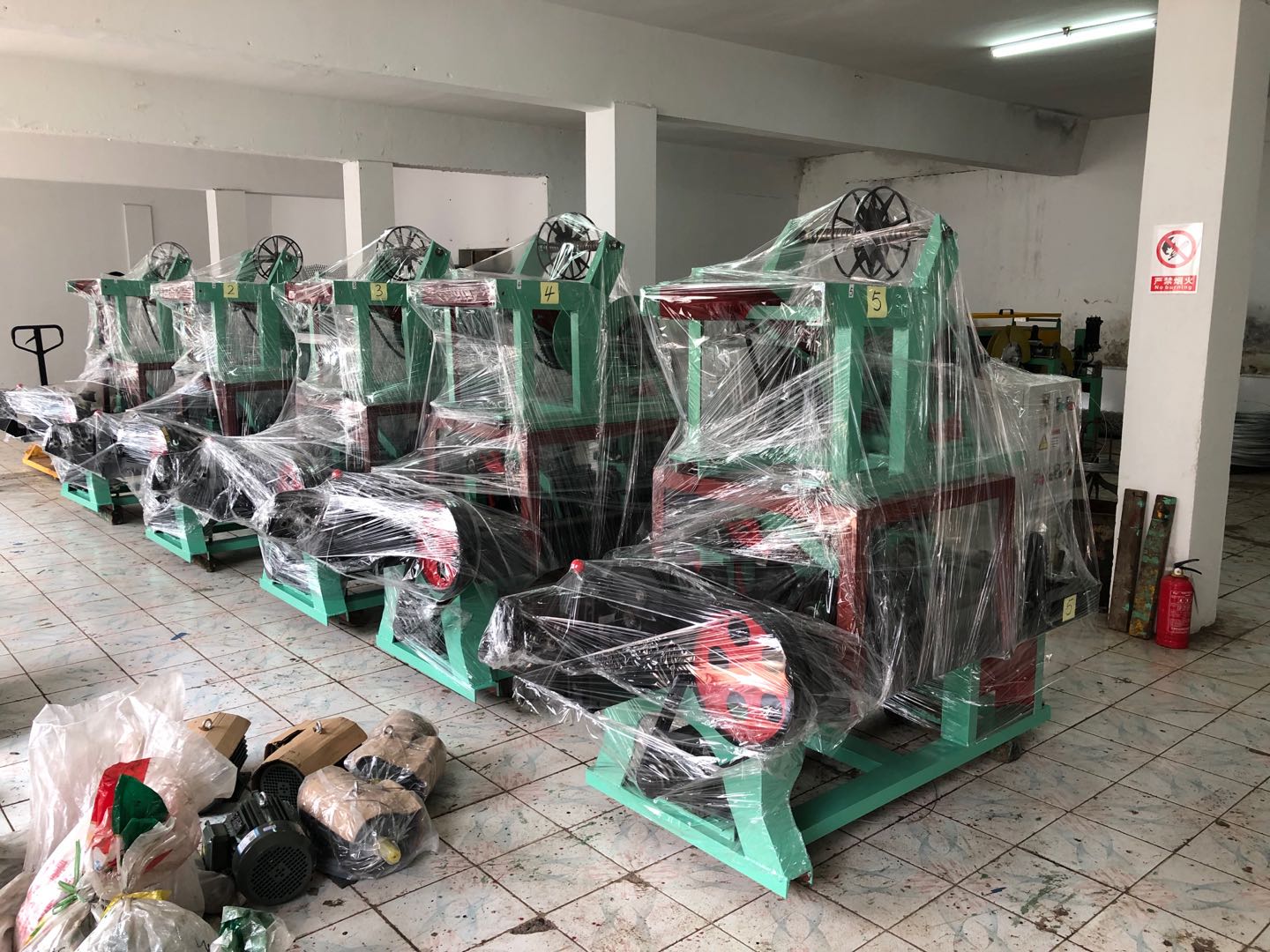 5sets Barbed wire making machine packing and  loading into contationer